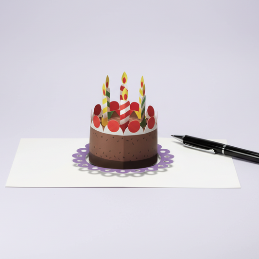 3D Pop-up Grusskarte „Cake“ mit Geburtstagstorten-Motiv und Kugelschreiber als Grössenreferenz
