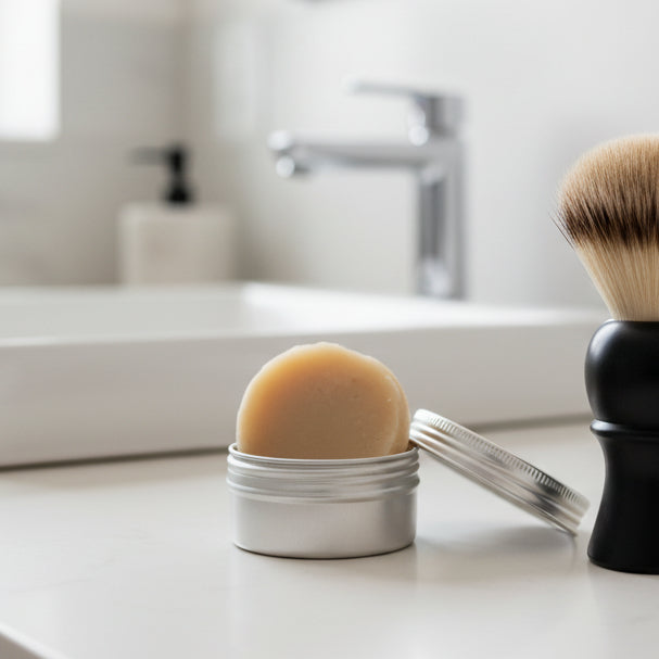 Sandelholz Rasierseife in Metalldose im Badezimmer