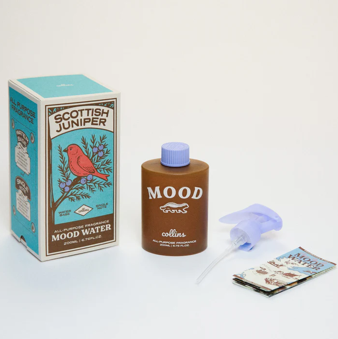 Collins Mood Water Scottish Juniper All-Purpose Fragrance Flasche mit hellblauer Geschenkverpackung und Inhalt – Stilvolles Wohnaccessoire und Einweihungsgeschenk.