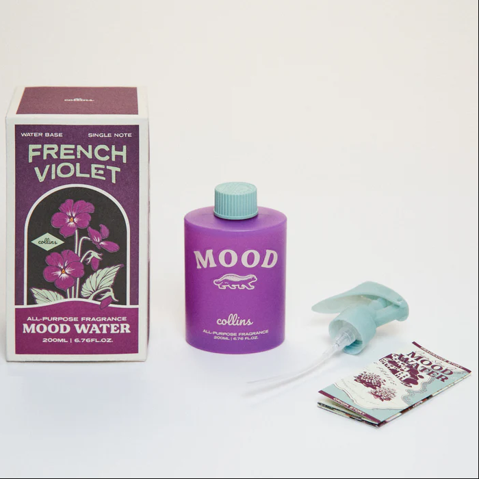 Collins Mood Water French Violet All-Purpose Fragrance Flasche mit violetter Geschenkverpackung und Flyern – Stilvolles Wohnaccessoire und Einweihungsgeschenk.