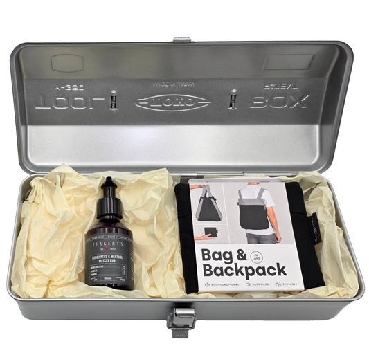 Ride & Recover Geschenkbox in Toyo Y-350 Toolbox geöffnet mit Notabag Rucksack und Muskel-Lotion – Geschenk für Velofahrer.