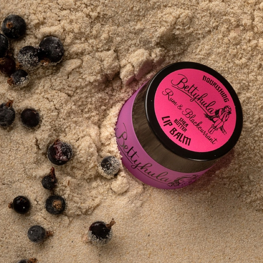 Bettyhula Rum & Blackcurrant Lip Balm 15 g – Lippenbalsam im edlen Glas mit fruchtigem Duft