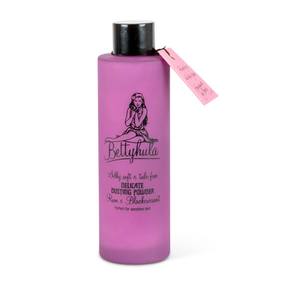 Bettyhula Rum & Schwarze Johannisbeere Körperpuder in Glasflasche – talkfreies Body Powder