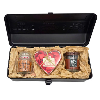 Sweet Moments – Edles schwarzes Geschenkset für Paare mit Toyo Steel Box, Herzschokolade und Kerze