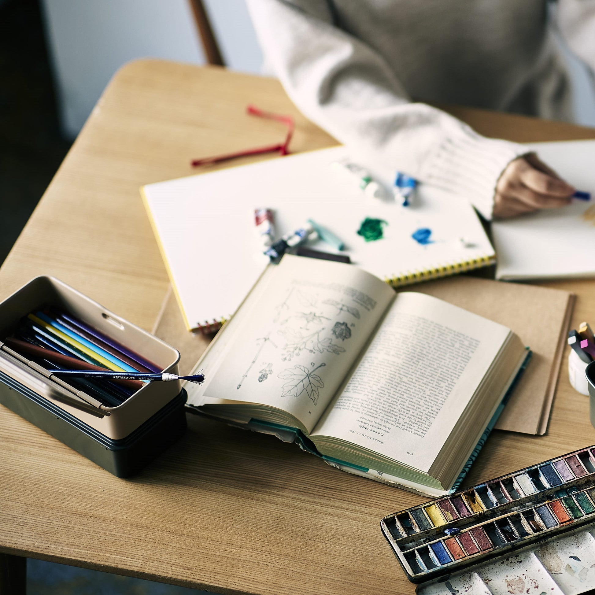 praktische T-190 Stahlbox benutzt als Aufbewahrung für Malutensilien 