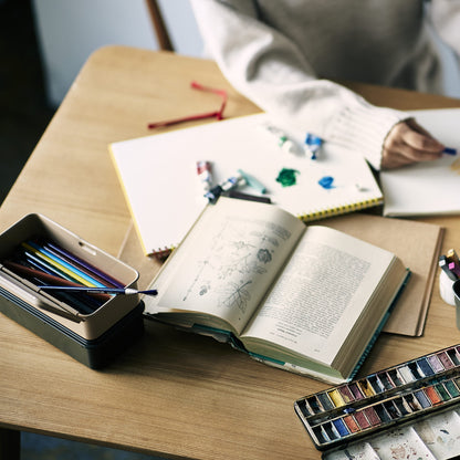 praktische T-190 Stahlbox benutzt als Aufbewahrung für Malutensilien 