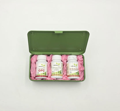 Green Boost Geschenkbox geöffnet mit OPC, B-Komplex und Grünlippmuschelextrakt, Vitamine ordentlich in einer grünen Aufbewahrungsbox präsentiert.