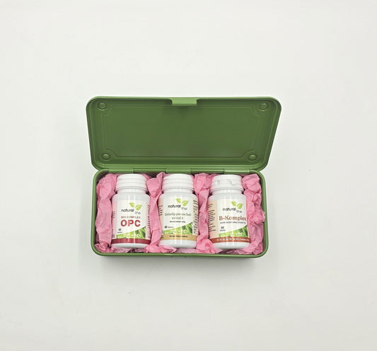 Green Boost Geschenkbox geöffnet mit OPC, B-Komplex und Grünlippmuschelextrakt, Vitamine ordentlich in einer grünen Aufbewahrungsbox präsentiert.