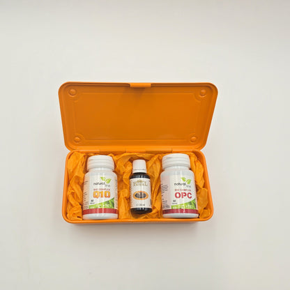 Offene Orange Power Geschenkbox mit OPC, Q10 und Schwarzkümmelöl in einer orangenen Aufbewahrungsbox.