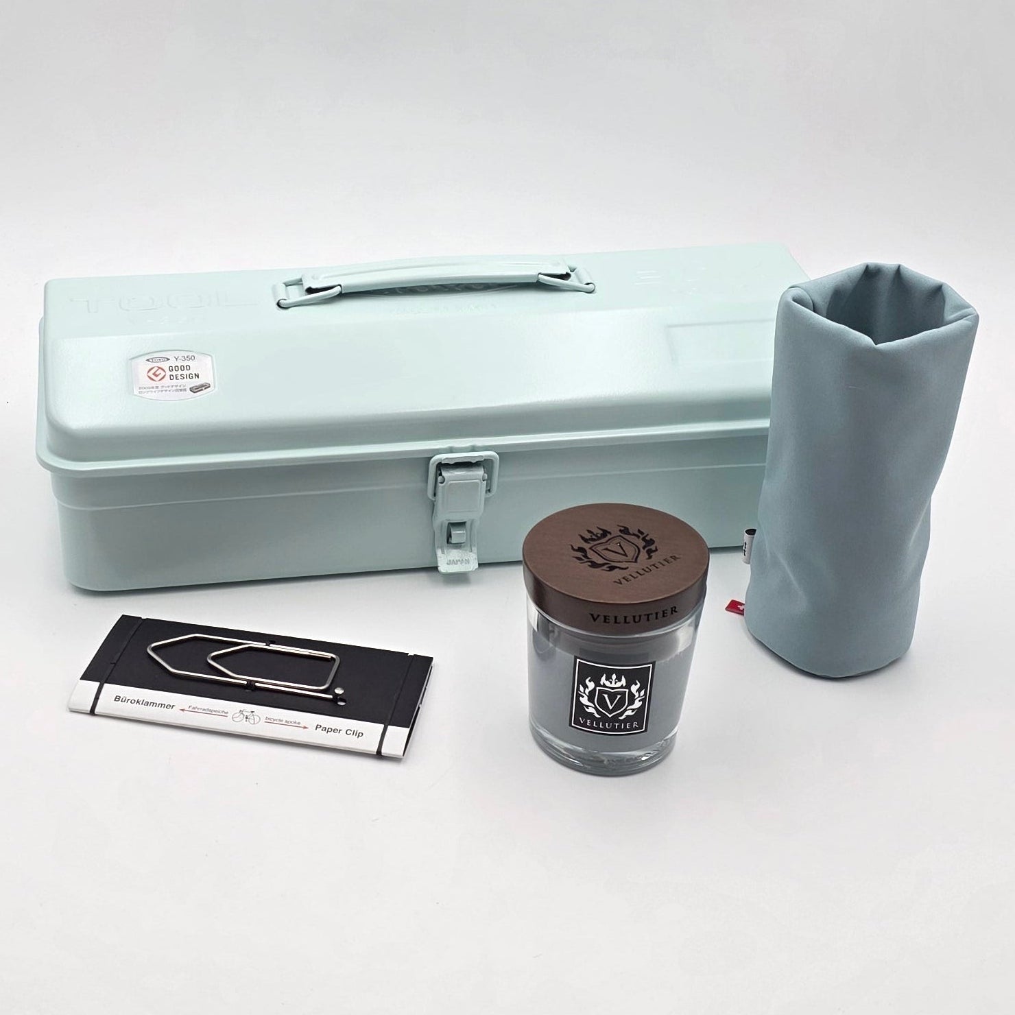 The Chill Kit Lesebox auf Nachttisch mit Buch, Kerze und Organizer für entspannte Lesemomente