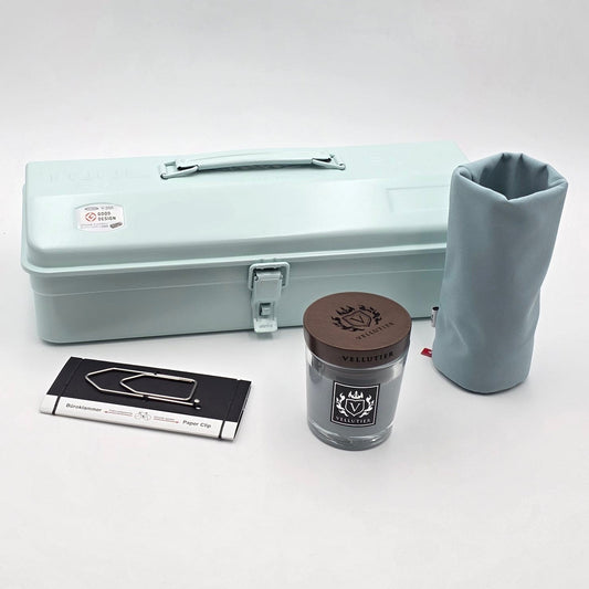 The Chill Kit Lesebox auf Nachttisch mit Buch, Kerze und Organizer für entspannte Lesemomente