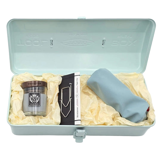 The Chill Kit Lesebox Geschenkset mit gletscherblauer Toyo Steel Y-350 Box, Duftkerze, Lesezeichen und Brillenhalter