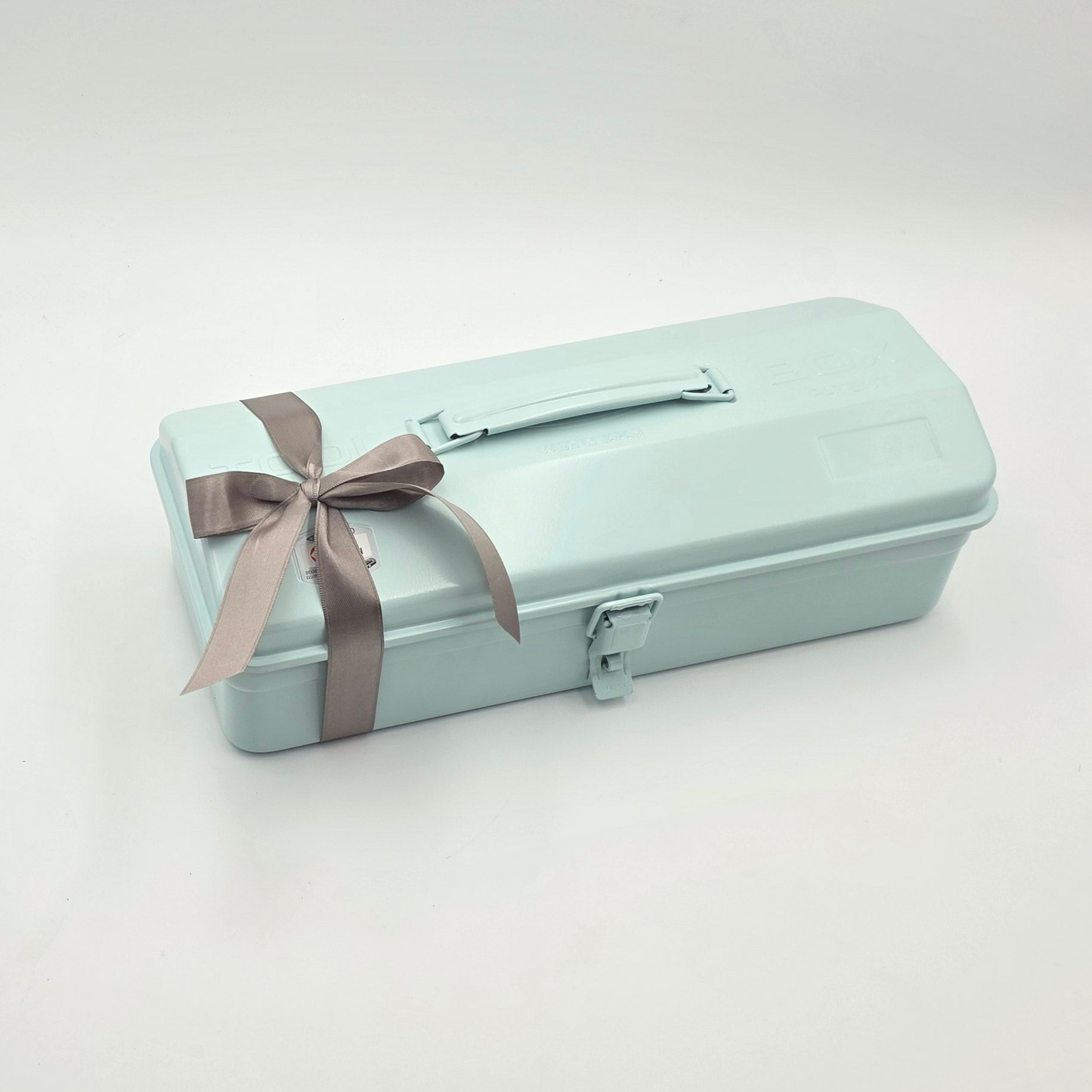 The Chill Kit Toyo Geschenkbox - Gletschrblaue Toyo Toolbox mit taupe Schleife