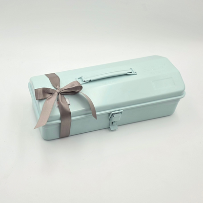 The Chill Kit Toyo Geschenkbox - Gletschrblaue Toyo Toolbox mit taupe Schleife