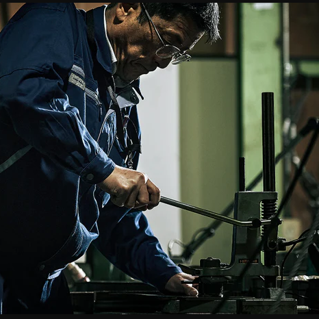 Foto eines Mitarbeiters bei der Herstellung des TOYO Werkzeugkastens