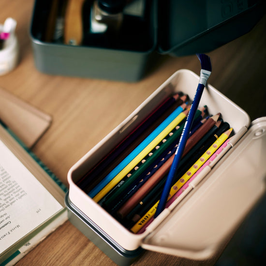 Toyo T-190 Aufbewahrungsbox gefüllt mit Kreativmaterial