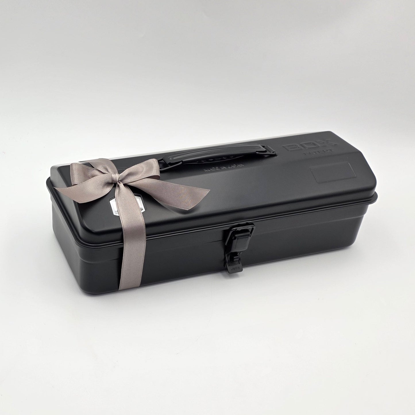 Schwarze Toyo Werkzeugbox als Geschenkbox mit Schleife versehen 