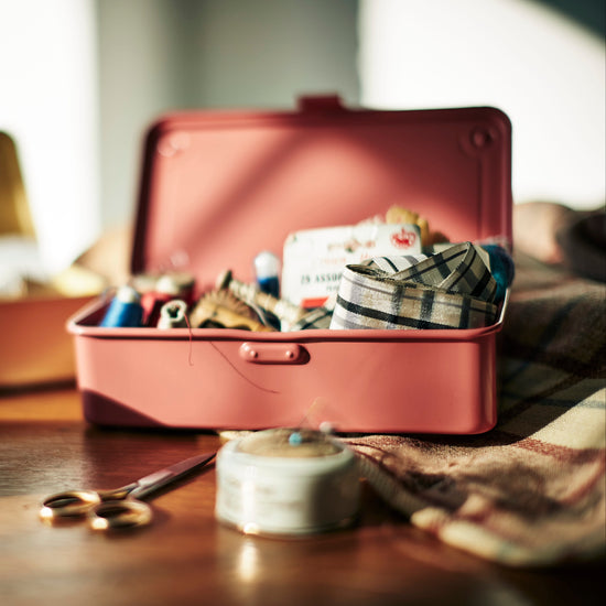 Aufbewahrungsbox Toyo T-190 in der Farbe Coral für Nähutensilien benutzt