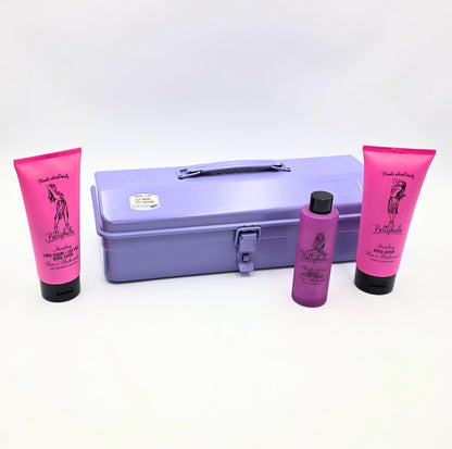 Toyo Aufbewahrungsbox mit Bettyhula Pflegeprodukten wie Duschgel, Body Scrub und Körperpuder im Vordergrund, Geschenkset für sie