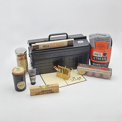 Geschenkbox Werk und Würze  umgeben von den enthaltenen Produkten