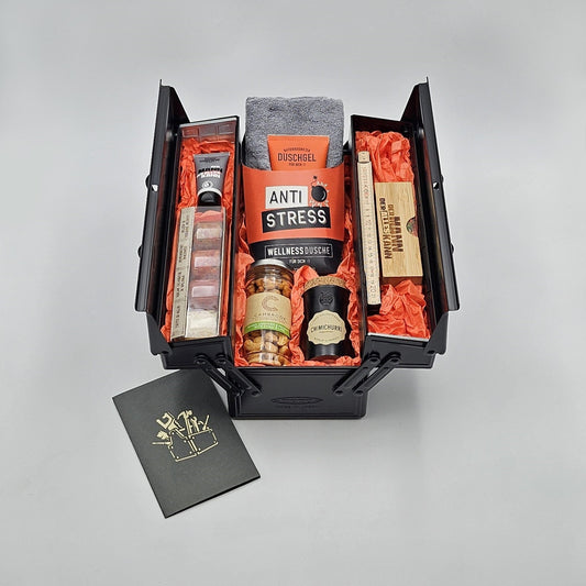 Werk und Würze Geschenkbox mit geöffnetem Deckel, zeigt den Inhalt mit verschiedenen Produkten.