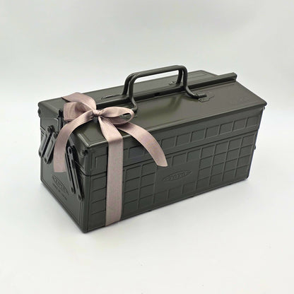 Geschenk für ihn - ST-350 Toyo Werkzeugkoffer in der Farbe Khaki mit eleganter Schleife