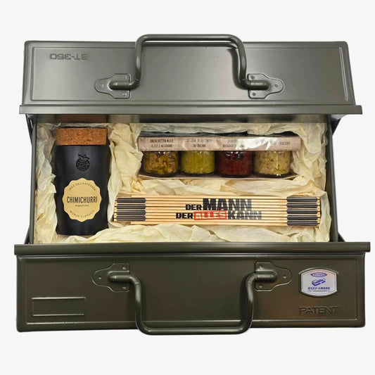 Werk und Würze Geschenkbox, Khaki Werkzeugbox offen zeigt den Inhalt