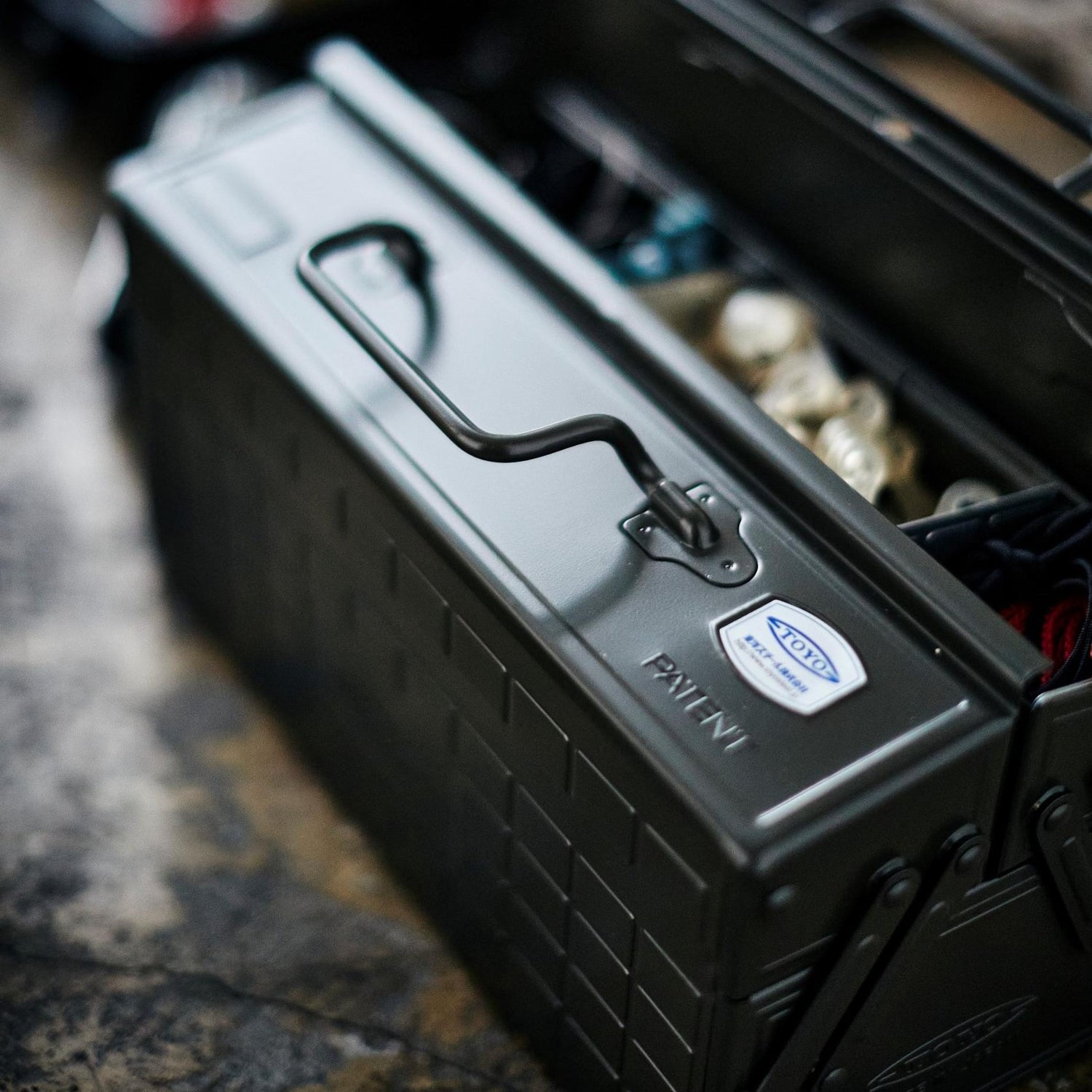 Nahaufnahme eines schwarzen Werkzeugkoffers, gefüllt mit Werkzeugen