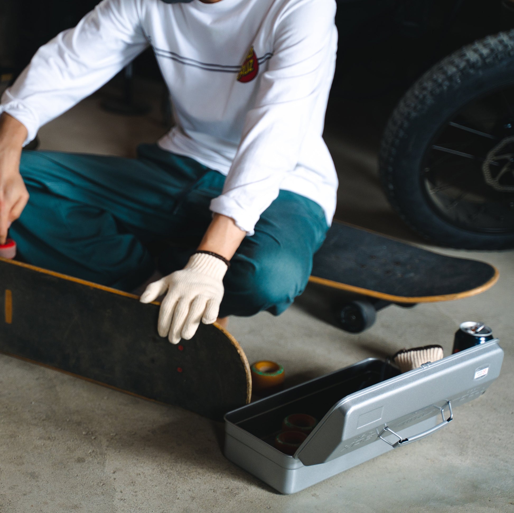 Y-350 Werkzeugkasten im Einsatz bei Skateboard-Reparatur