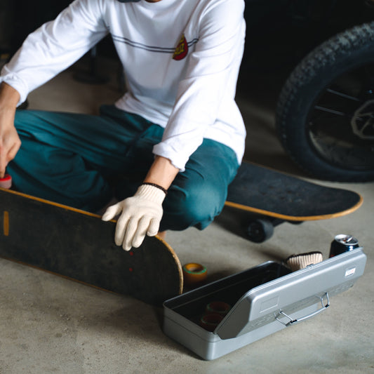 Y-350 Werkzeugkasten im Einsatz bei Skateboard-Reparatur