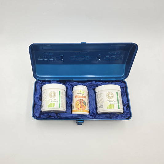 Blue Boost Geschenkbox geöffnet mit Royal Plus Basic Pulver, Royal Plus Sugar Free und Vitaplex, stilvoll in einer blauen Aufbewahrungsbox präsentiert