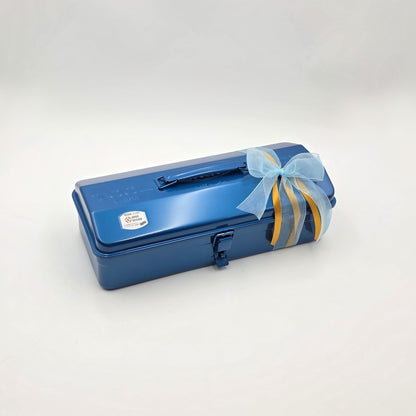 Blaue Blue Boost Geschenkbox geschlossen mit blauer Schleife, elegant verpackt, ideal als Gesundheits- und Wellnessgeschenk.